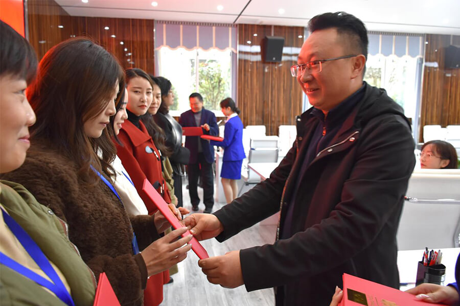 <strong>“薪火相传 共育桃李”——我校举行2021级师徒结对仪式</strong>