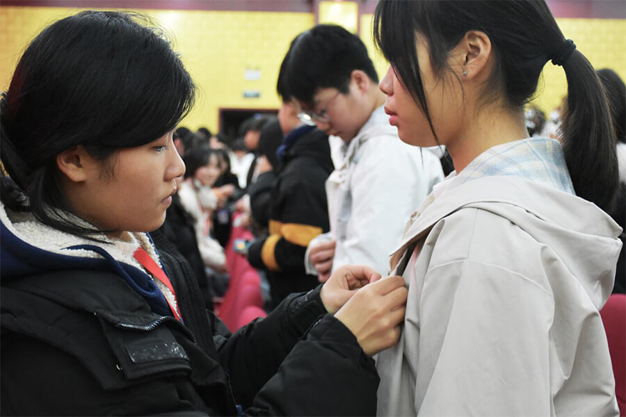 <strong>学校举行2021年新团员入团仪式</strong>